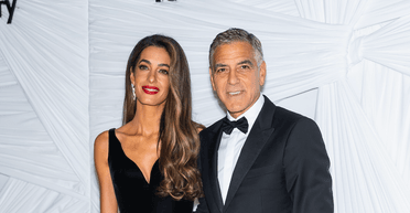 Амаль Клуні в розкішній чорній сукні приєдналася до Джорджа на заході (фото)