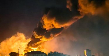 Пылает железная дорога и грузовой поезд: в России из-за массированной атаки БпЛА затруднено движение поездов (видео)