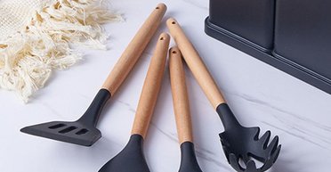 Лікарка розповіла, чому на кухні не можна мати чорне пластикове приладдя