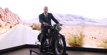 Принц Вільям проїхався на мотоциклі, який стояв на місці (відео)