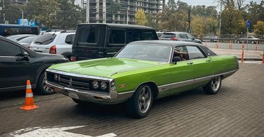 Раритетный гигант: в Киеве заметили роскошное американское авто 70-х (фото)
