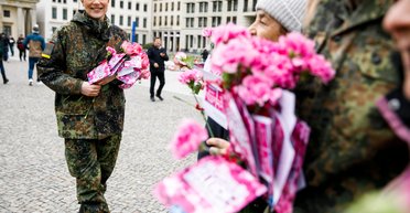 Міжнародний жіночий день 8 березня 2025: чи буде вихідний, ідеї для подарунків та історія свята (фото, відео)