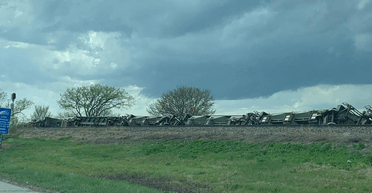 "Тримайтеся": поїзд опинився в епіцентрі руйнівного торнадо (фото, відео)