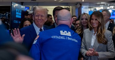 Меланія Трамп вийшла у світ у розкішному штанному костюмі (фото)