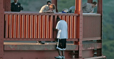 Молодий тато стрибав з мосту, але його зупинило "чудо" (фото)