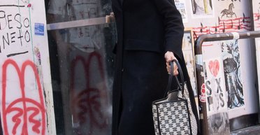 Анджелина Джоли продемонстрировала стильное пальто на осень 2023 (фото)