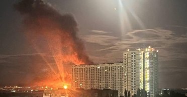 Саратов атакували ударні БПЛА: небо здригається від спалахів та вибухів (відео)