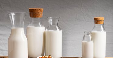 Как снизить холестерин: 5 видов молока, которые помогут уменьшить риск болезней сердца