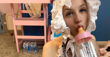 Доросла дитина: жінка носить підгузки і спить у дитячому ліжечку (фото, відео)