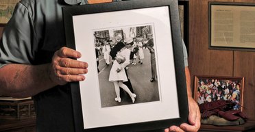 Самый известный поцелуй: вокруг фото с Таймс-сквер разгорелся скандал