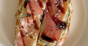 Риба, сир і авокадо: смачна намазка для тостів і бутербродів за кілька хвилин