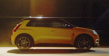 Цена 25 000 евро и запас хода 400 км: раскрыты подробности электрокара Renault 5 (видео)