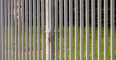 Россияне превращают школы Мариуполя в "тюрьмы строгого режима" — Андрющенко (видео)