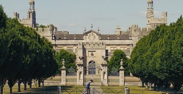 Владелец замка, где снимали "Солтберн", рассказал о своей внезапной популярности