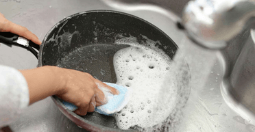 Чому їжа прилипає до сковорідки та як вирішити цю проблему: прості поради по господарству