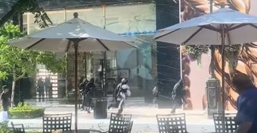 У Каліфорнії 30 злодіїв серед білого дня пограбували магазин Yves Saint Laurent на $300 тис. (відео)