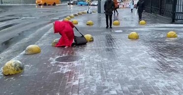 -12 градусів, ожеледиця та сніг у більшості областей: прогноз погоди на завтра (карта)