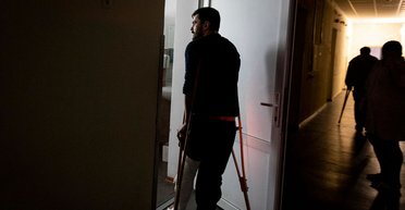 Так не повинно бути. Поранені солдати без нижніх кінцівок годинами стоять у черзі за довідкою