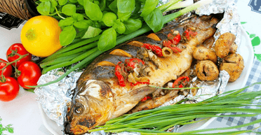 Запечений короп з ароматними травами та лимоном: святковий рецепт