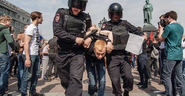 Он им царь. Протестные акции в России лишь подчеркивают, что она стоит на коленях — перед Путиным