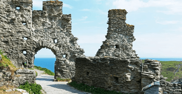 Село зі зруйнованим замком пов'язують із "чарівником" Мерліном (фото)