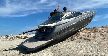 Роскошная яхта выехала на испанский остров из-за ошибки навигации (видео)