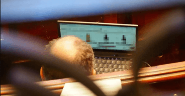 Додавав вино у кошик: депутата спіймали на онлайн-шопінгу під час обговорення повені