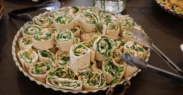 Рецепт за 10 минут: нежные рулетики из лаваша с сыром к завтраку