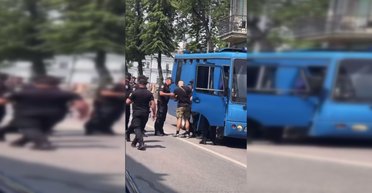 У Києві відбулися сутички між поліцейськими та активістами, які хотіли зірвати акцію ЛГБТК+