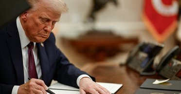 "Подталкивает к капитуляции": Трамп остановил военную помощь: реакция официальных лиц Европы и Украины