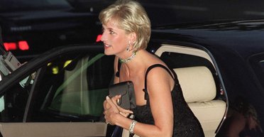 Важный аксессуар: почему принцесса Диана всегда прижимала клатч к груди