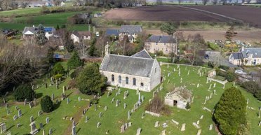 В Шотландии под жилье продают историческую церковь XVIII века с собственным кладбищем (фото)