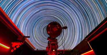 Унікальний барвистий знімок нічного неба: зірки мають не такий вигляд, як зазвичай (фото)