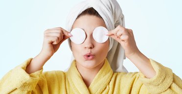 Как правильно снять макияж: 10 способов, которые выручат в любой ситуации