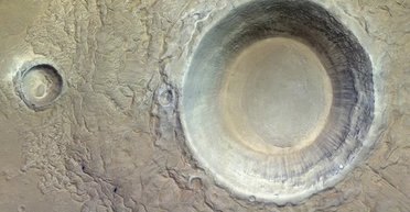 Орбітальний апарат зафіксував величезний крижаний кратер на Марсі: у чому особливість (фото)