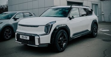 Новый флагман: в Киеве появился самый большой и дорогой кроссовер Kia (фото)