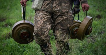 Розкладає вибухівку на відстані: ЗСУ випробували новий БпЛА-мінувальник, — соцмережі (відео)