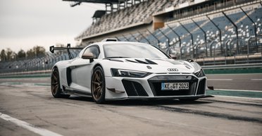 Огромный спойлер и 640 сил: представлен самый экстремальный суперкар Audi в истории (фото)