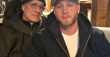 "Спасайте": сын Тома Хэнкса "застрял" в Колумбии из-за курьезного случая с паспортом