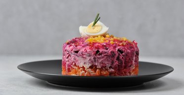 Забудьте про класичний рецепт оселедця під шубою: лише один новий інгредієнт відкриє вам цей салат по-новому