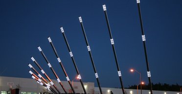 Танцующие солнечные панели удивляют "магией" два раза в год: как они работают (фото)