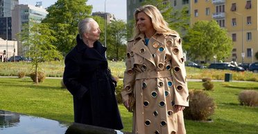 Королева Максима у синьому пальто з'явилася на зустрічі з родиною президента Південної Кореї