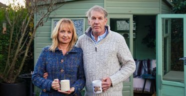 Соседи заставляют мужчину снести дом в саду, называя его работу "незаконной постройкой" (фото)