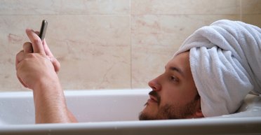 Сбежать от реальности: новый тренд "кемпинга в ванной" становится популярным среди зумеров (видео)