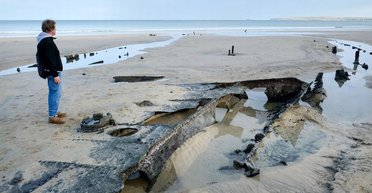 На пляжи Англии вынесло остатки корабля, затонувшего 130 лет назад