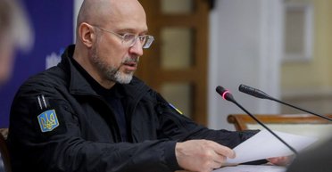 Резервные генераторы и ремонтные бригады из областей: Шмыгаль рассказал, как Киеву возвращают тепло и свет