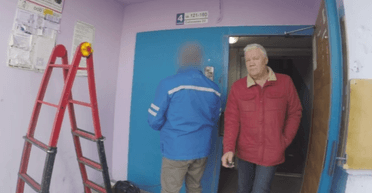 Задерживали под прикрытием: ФСБ обвинила экс-дипломата США в сборе данных о мобилизации (видео)