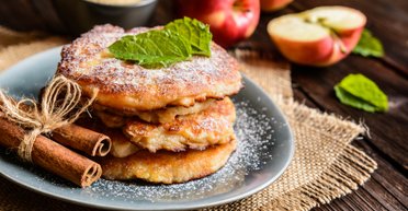 Пышные и румяные: рецепт яблочных оладий