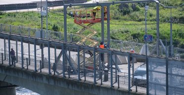 Напоминает гильотину: Эстония устанавливает ограждения на границе с Россией (фото)