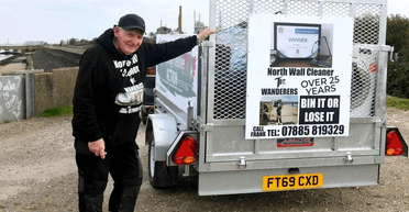 "Місцевий герой": британець, який 25 років прибирав чуже сміття, отримав заборону (фото)